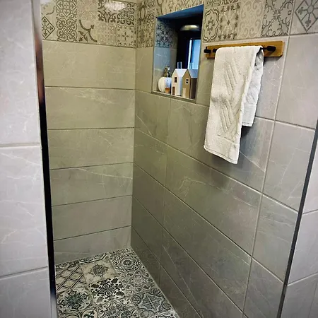 Guszti 2 Apartment *